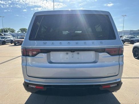 Used 2024 Jeep Wagoneer L Series II w/ Flexible Seating Group AWD/4WD image 4