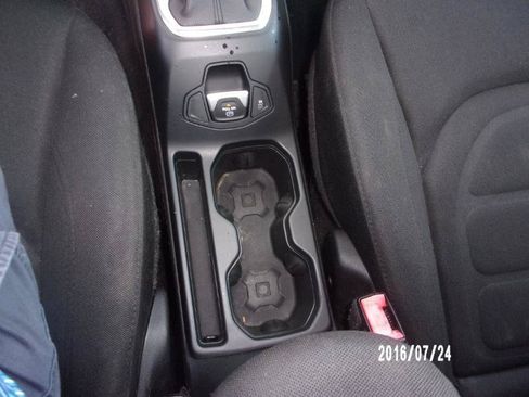 Used 2019 Jeep Renegade Latitude FWD image 13