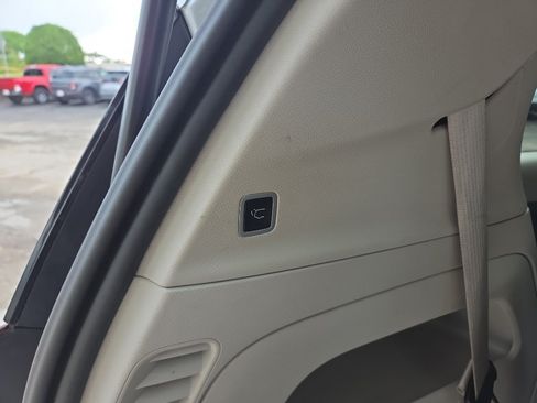 Used 2024 Chrysler Pacifica Touring-L FWD image 18