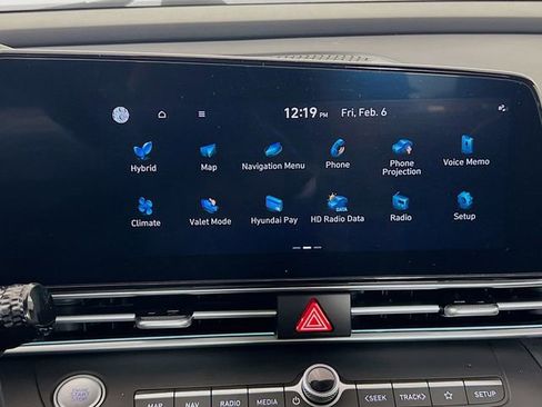 Used 2023 Hyundai Elantra Limited image 17