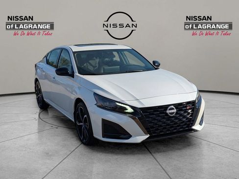 New 2025 Nissan Altima 2.5 SR w/ SR Premium Package FWD image 3