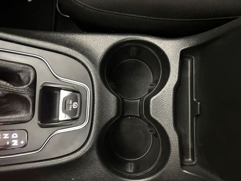 Used 2019 Jeep Cherokee Latitude w/ Popular Appearance Group FWD image 23