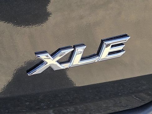 Used 2026 Toyota Sienna XLE FWD image 11