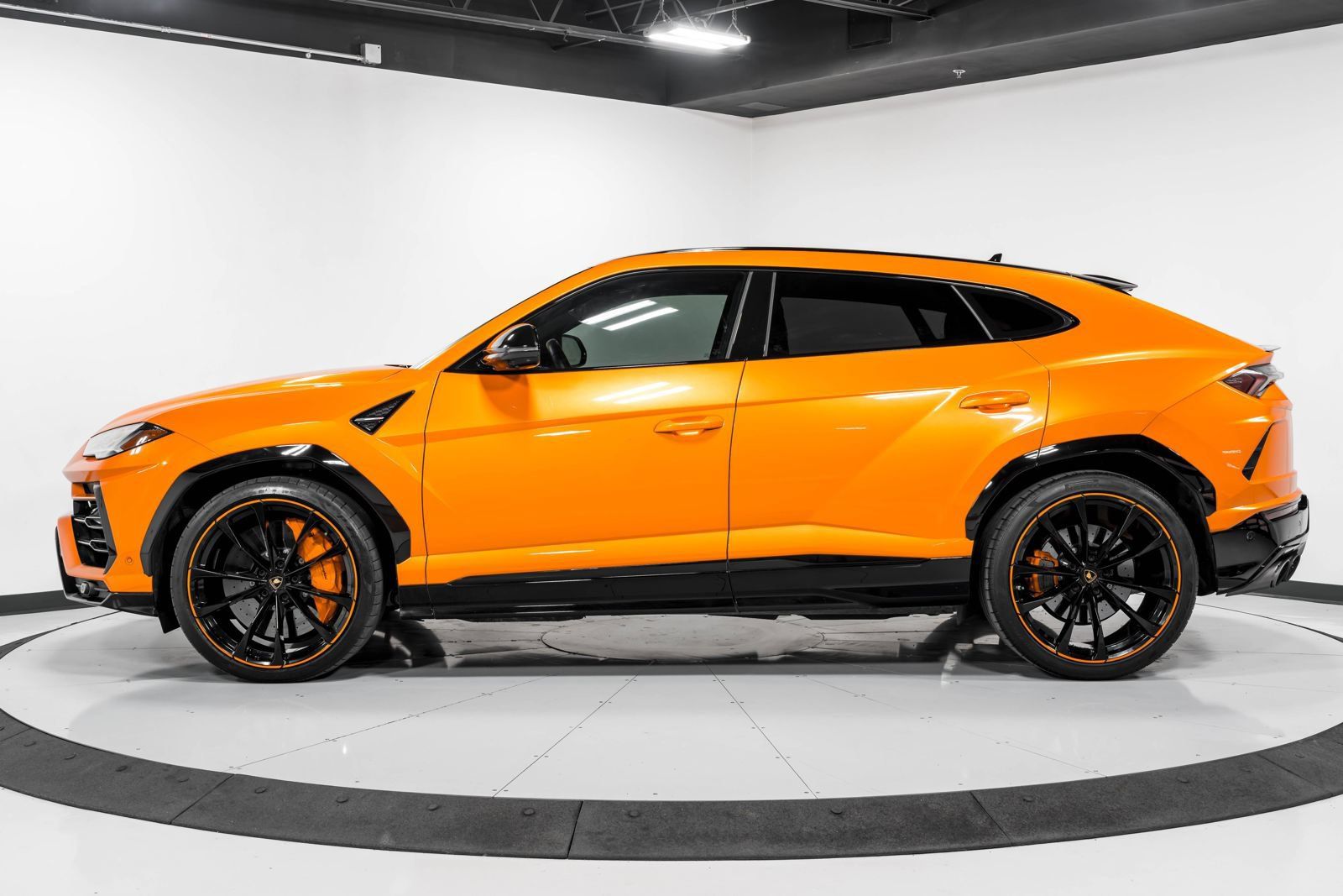 Used 2022 Lamborghini Urus AWD/4WD image 7
