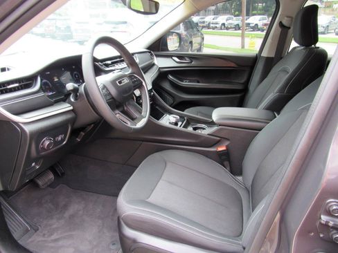 Used 2024 Jeep Grand Cherokee Laredo X AWD/4WD image 13