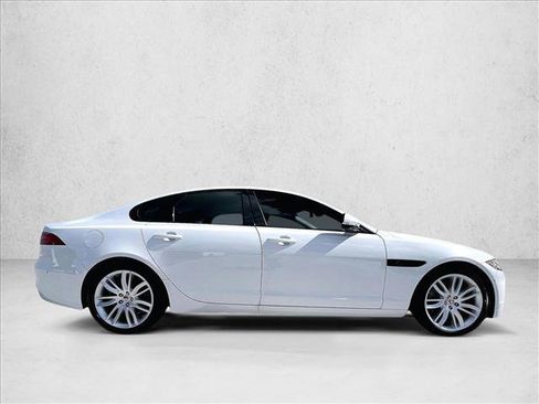 Used 2021 Jaguar XF SE image 5