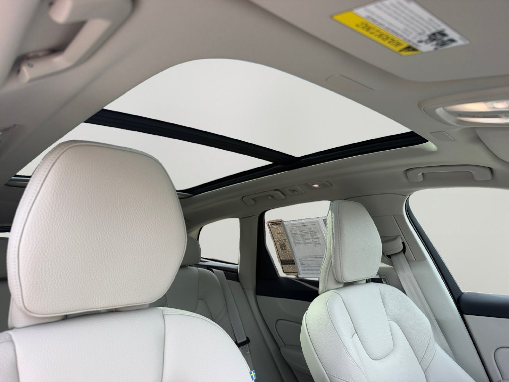 Certified 2024 Volvo XC60 B5 Plus w/ Climate Package AWD/4WD image 7