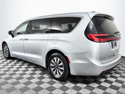 Used 2024 Chrysler Pacifica Limited FWD image 8