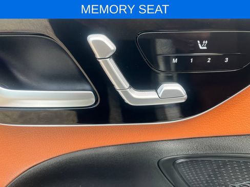 Used 2025 Mercedes-Benz C 300 4MATIC Sedan image 4