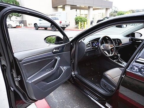 Used 2024 Volkswagen Jetta SE image 33