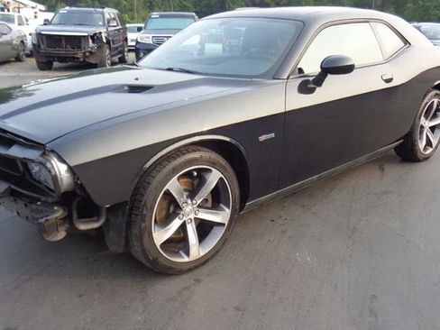 Used 2014 Dodge Challenger SXT RWD image 1