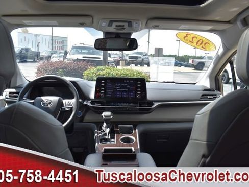 Used 2023 Toyota Sienna XLE FWD image 3