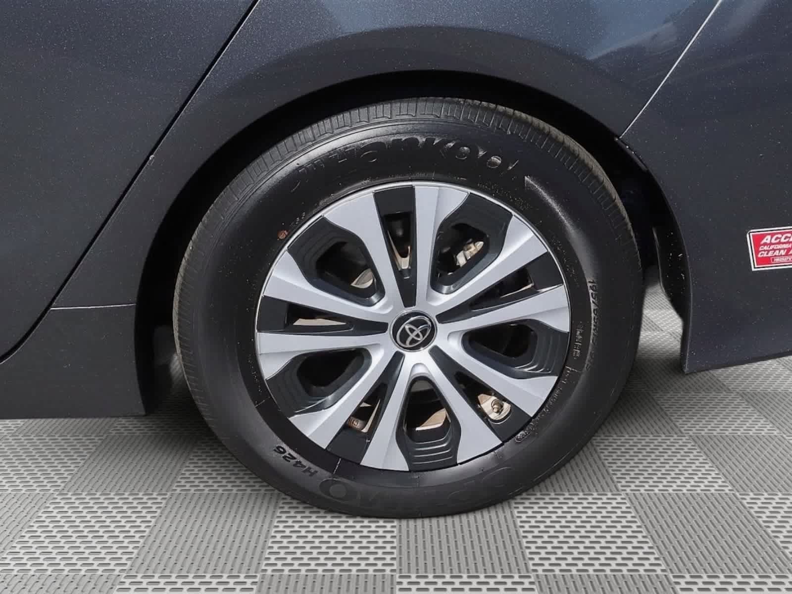 Used 2022 Toyota Prius Prime XLE FWD image 13