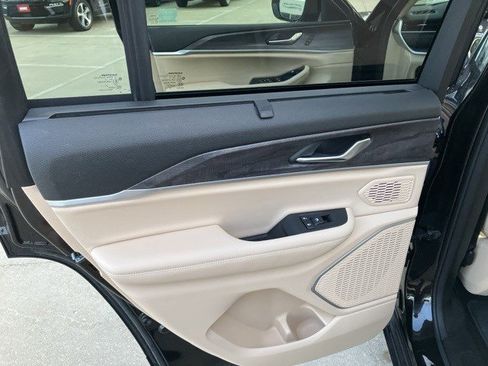 Certified 2022 Jeep Grand Cherokee Limited w/ Luxury Tech Group II image 21