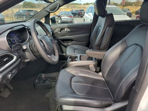 Used 2025 Chrysler Voyager LX image 14