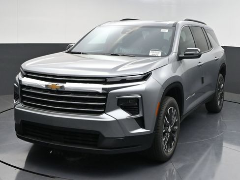 New 2026 Chevrolet Traverse LT w/ Sun and Wheel Package FWD image 3