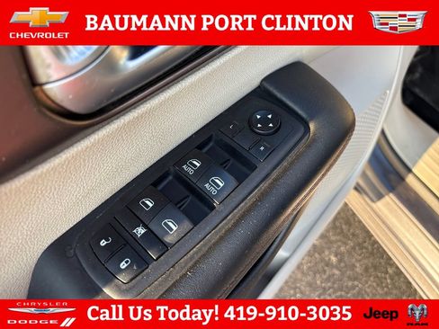 Used 2018 Chrysler Pacifica Touring-L FWD image 12