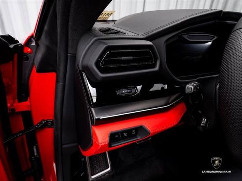 Used 2025 Lamborghini Urus SE AWD/4WD image 23