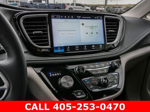 Used 2024 Chrysler Pacifica Touring-L AWD/4WD image 32