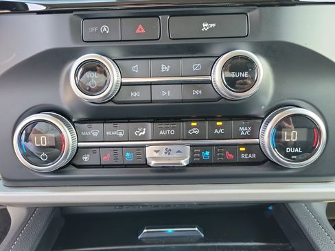 Used 2024 Ford Expedition XLT image 15