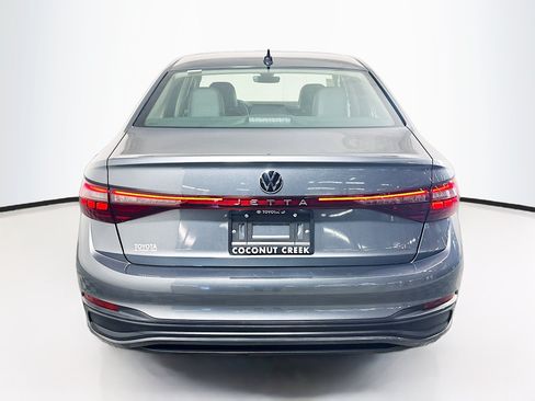 Used 2025 Volkswagen Jetta SE FWD image 4