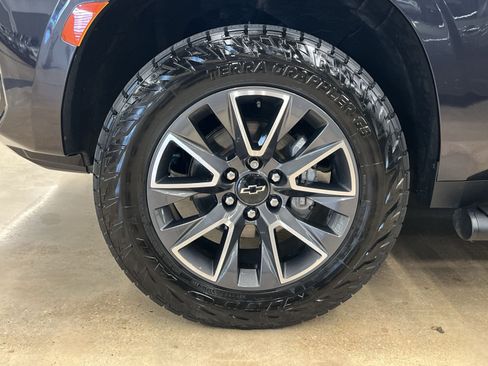 Used 2022 Chevrolet Tahoe Z71 w/ Luxury Package AWD/4WD image 8