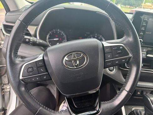 Used 2020 Toyota Highlander XLE AWD/4WD image 15
