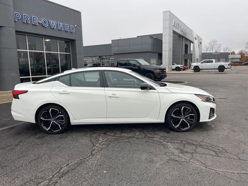 Used 2024 Nissan Altima 2.5 SR image 3