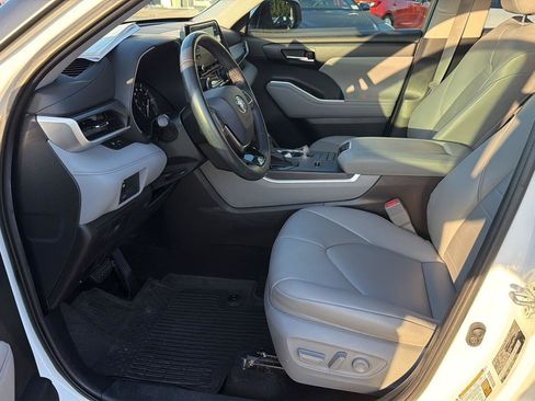 Certified 2021 Toyota Highlander XLE FWD image 10