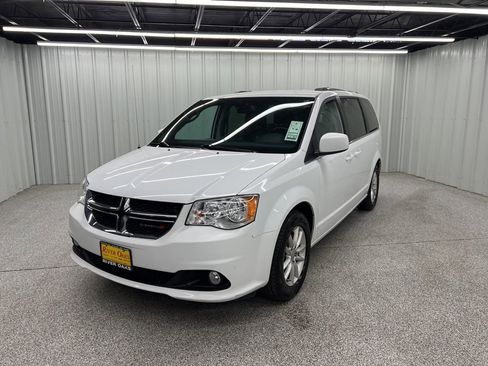 Used 2019 Dodge Grand Caravan SXT image 3