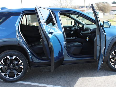 New 2026 Chevrolet Equinox LT w/ Convenience Package II image 11