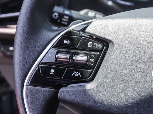 Used 2025 Kia Niro EX FWD image 29