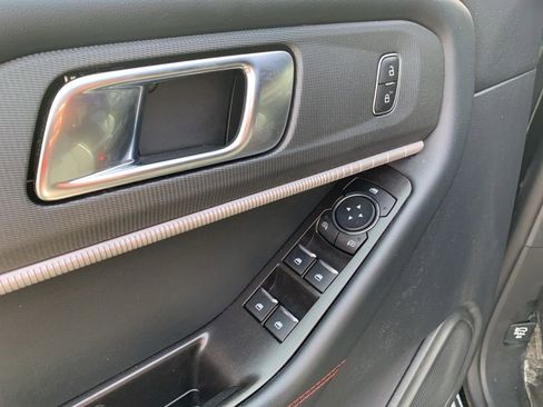 Used 2025 Ford Explorer ST-Line w/ ST-Line Street Pack image 19