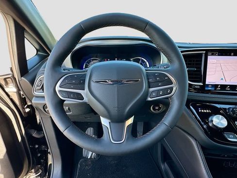 Used 2025 Chrysler Pacifica Pinnacle image 11