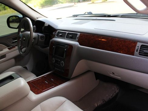 Used 2010 Chevrolet Tahoe LTZ AWD/4WD image 17