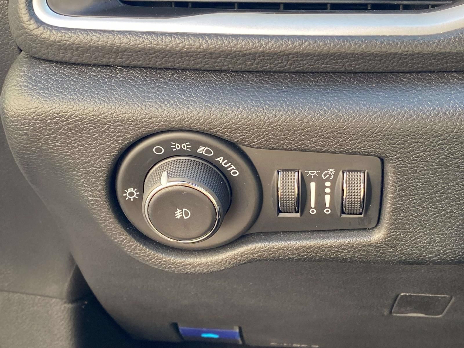 Used 2024 Chrysler Pacifica Limited FWD image 29