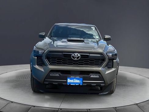 Used 2025 Toyota Tacoma TRD Sport w/ TRD Sport Upgrade Package AWD/4WD image 8