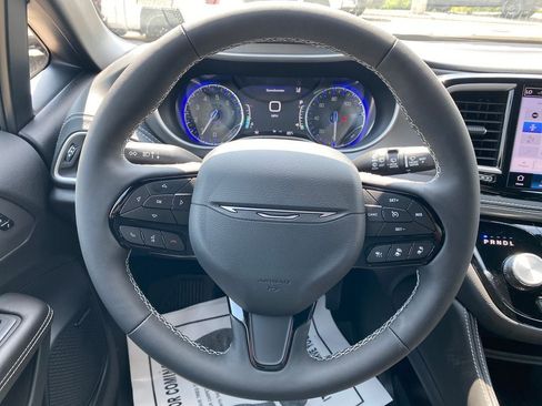 New 2027 Chrysler Pacifica Limited w/ Family Tech Group AWD/4WD image 15