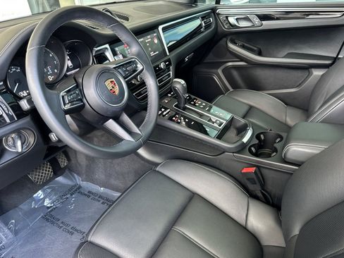 Certified 2023 Porsche Macan AWD/4WD image 4