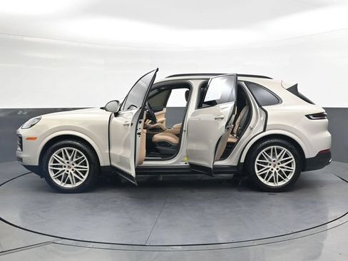 Used 2025 Porsche Cayenne AWD/4WD image 45