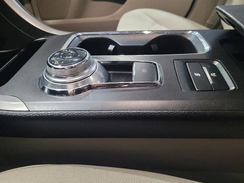 Used 2020 Ford Fusion SE FWD image 26
