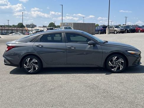 Certified 2025 Hyundai Elantra Limited FWD image 14