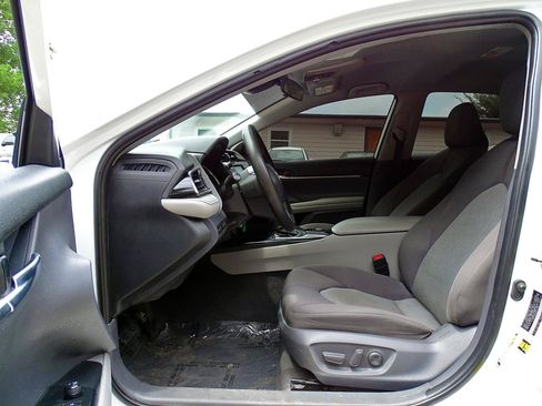Used 2019 Toyota Camry LE FWD image 13