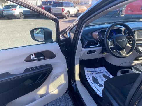 Used 2020 Chrysler Voyager LX image 10