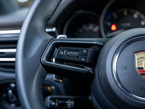 Certified 2025 Porsche Macan image 30