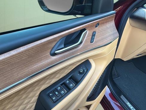 New 2025 Jeep Grand Cherokee Summit image 17