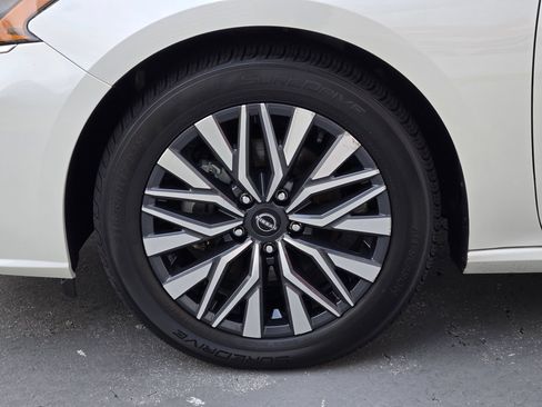 Used 2025 Nissan Altima 2.5 SV FWD image 17