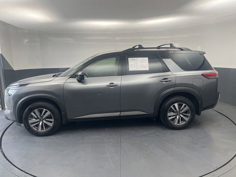 Used 2024 Nissan Pathfinder SL FWD image 2
