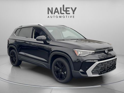 Certified 2025 Volkswagen Taos SE image 8