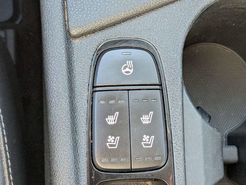 Used 2018 Kia Niro Touring FWD image 25